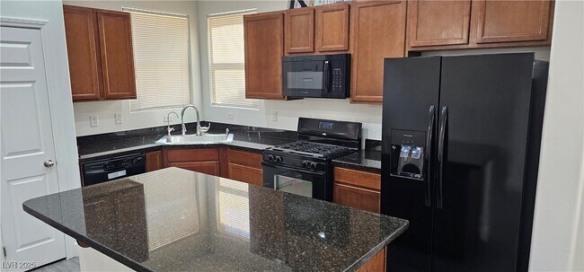 Foto del edificio - 7451 Benlomond Ave