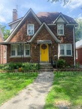 Building Photo - 1026 E Gum St