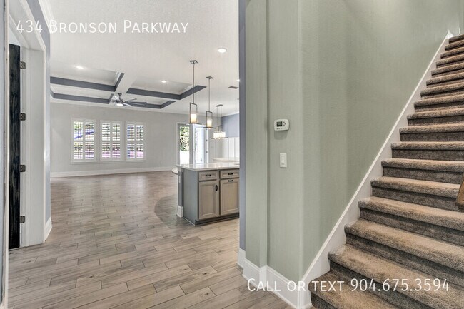 Foto del edificio - 434 Bronson Pkwy