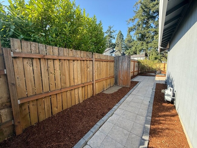 Building Photo - Spacious 3BD/2BA Home with Two-Car Garage,...