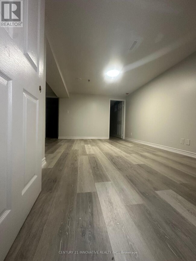 Building Photo - 2398 Strathmore Crescent