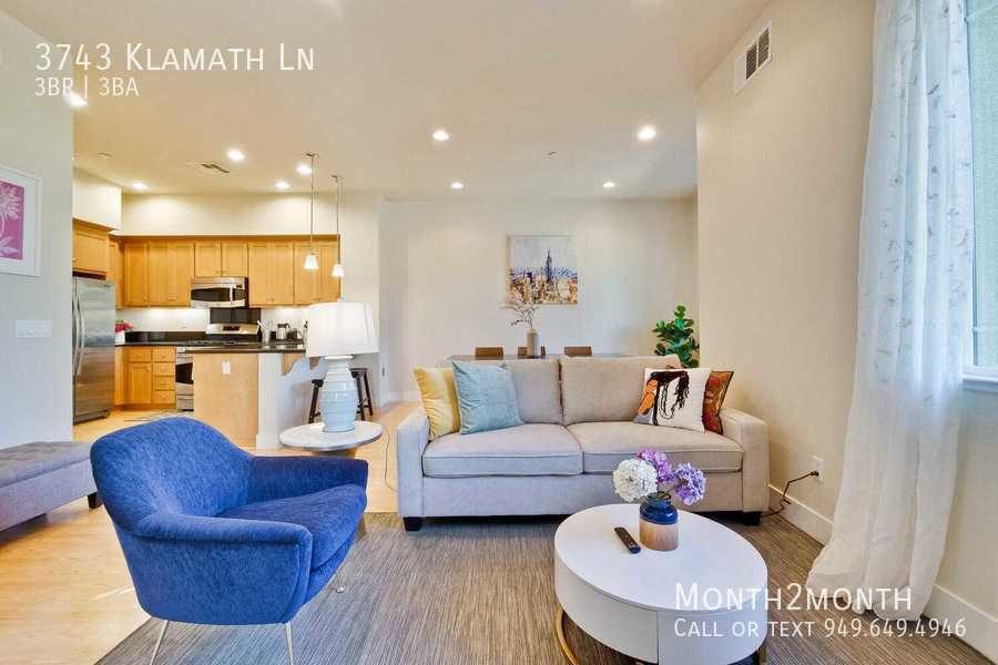 Primary Photo - Compact Luxury Townhome on Klamath Ln