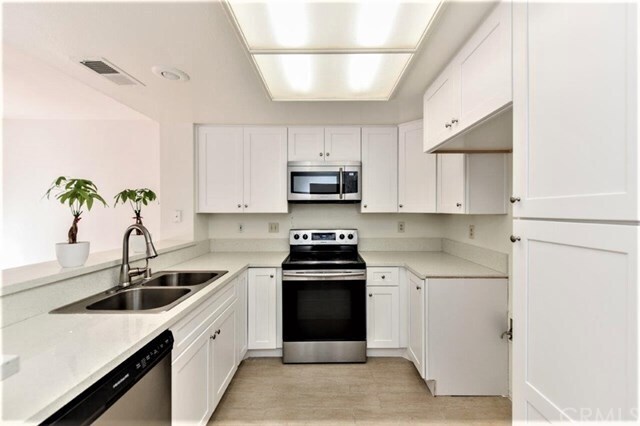 Foto del edificio - 64 Stanford Ct