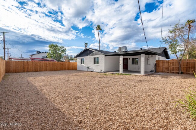 Building Photo - 10947 W Mohave St