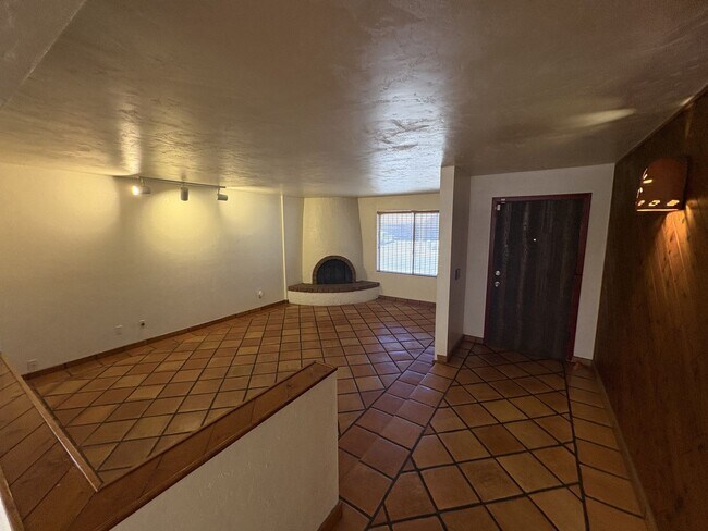 Building Photo - Convenient location in Midvale Park Close to all your needs