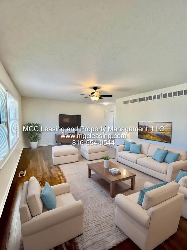 Foto del edificio - Leave Behind Apartment Living With This Ra...