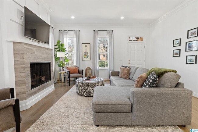 Building Photo - Luxurious 3-Bed Townhouse on Red Mountain