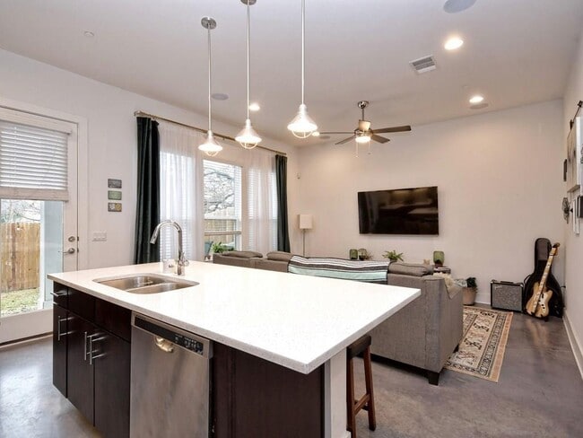 Building Photo - 8922 Menchaca Rd