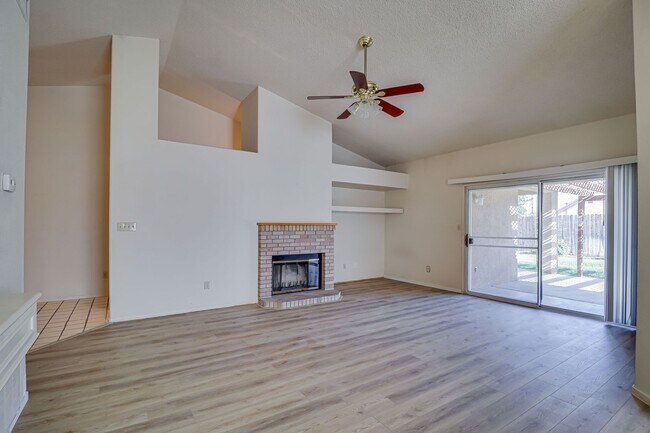 Foto del edificio - Spacious Home in SW Bakersfield!