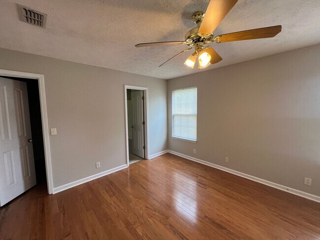 Building Photo - Cute 3 BR 2 Bath Home located minutes from...