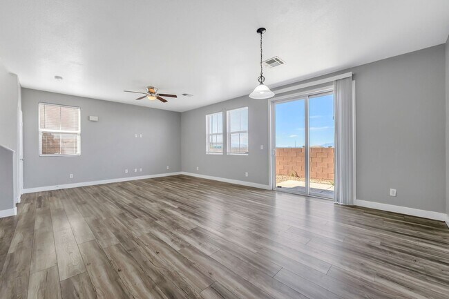 Foto del edificio - Stylish Hillside Townhome with Scenic Views in Gated Henderson Community!