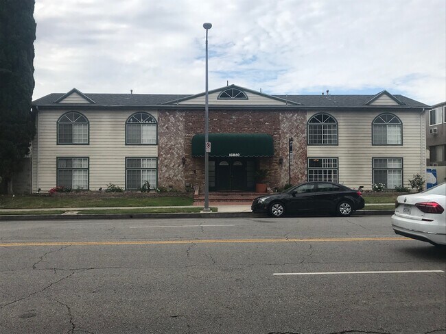 Building Photo - 16850 Chatsworth St