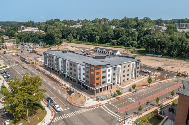 Foto del edificio - 100 N Main St