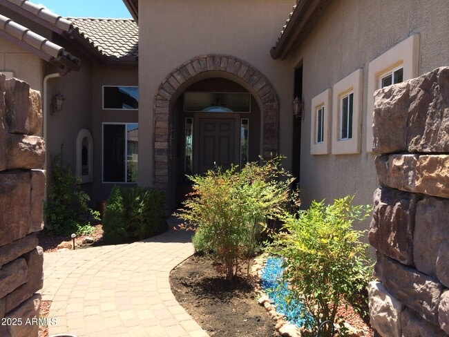 Building Photo - 5715 E la Privada Dr