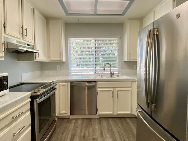 Building Photo - Updated 3 Bedroom 2 Bath Upstairs Condo in...