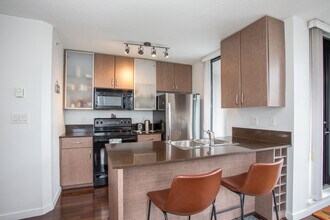 Building Photo - 909 Mainland St