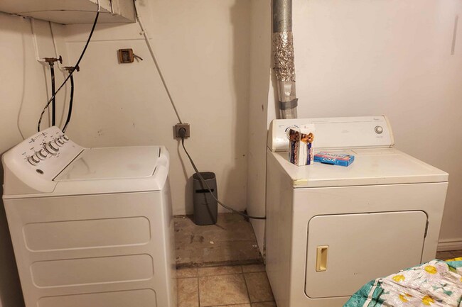 unidad de lavadora-secadora - 1131 W 17th St