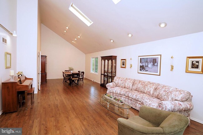 Building Photo - 35 Woodlane Rd