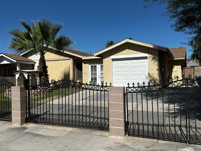 Building Photo - BEAUTIFUL SINGLE STORY HOUSE WITH PRIVATE ...