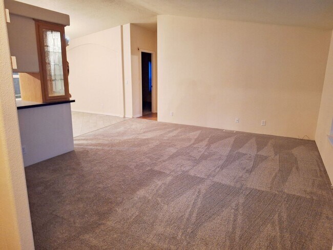 Building Photo - Charming 3 Bedroom 2 Bathroom