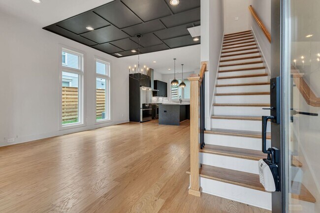 Foto del edificio - Stunning Salemtown Townhome With Fenced In Yard
