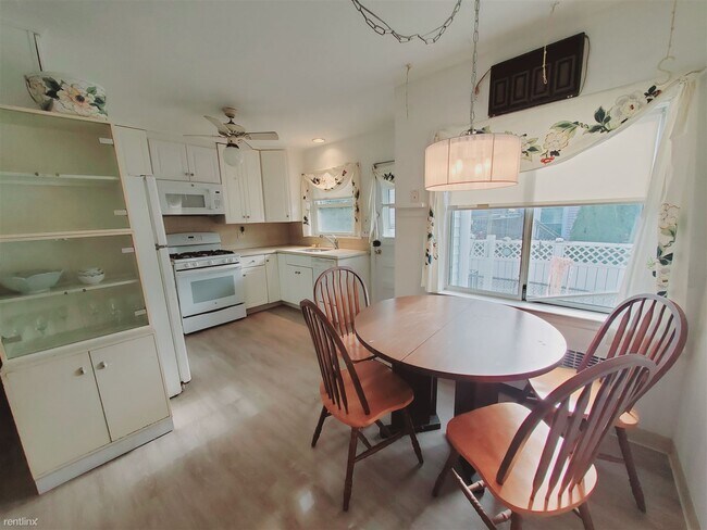 Foto del edificio - 1 br, 1 bath Condo - 75 Soundview Ave Unit 1