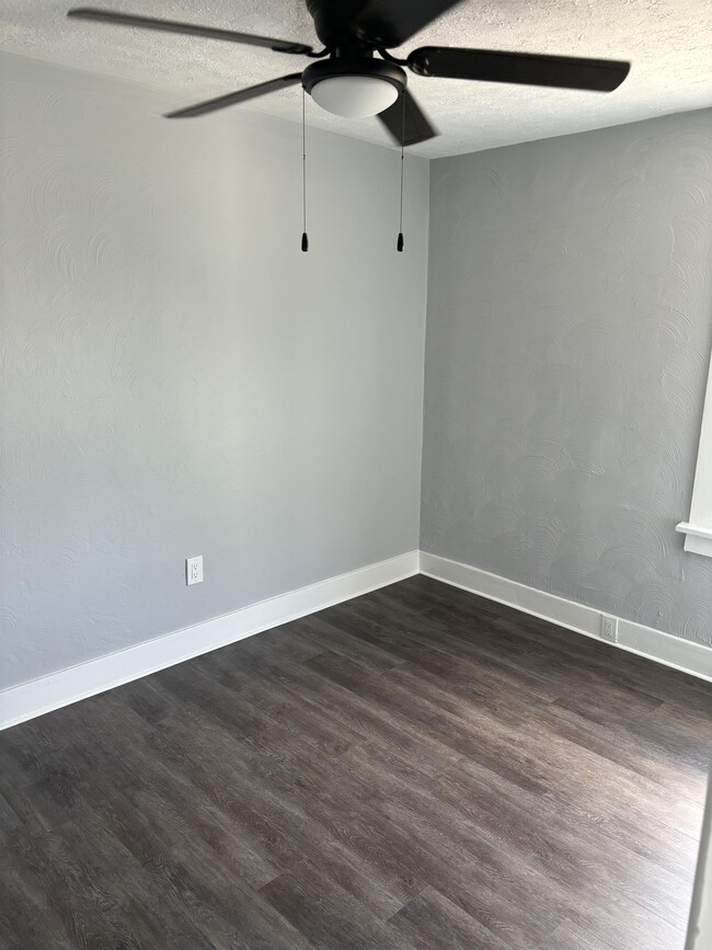 Building Photo - 553 Farnsworth Ave