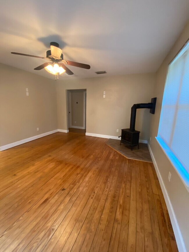 Building Photo - Beautifully Updated 2/2 house!