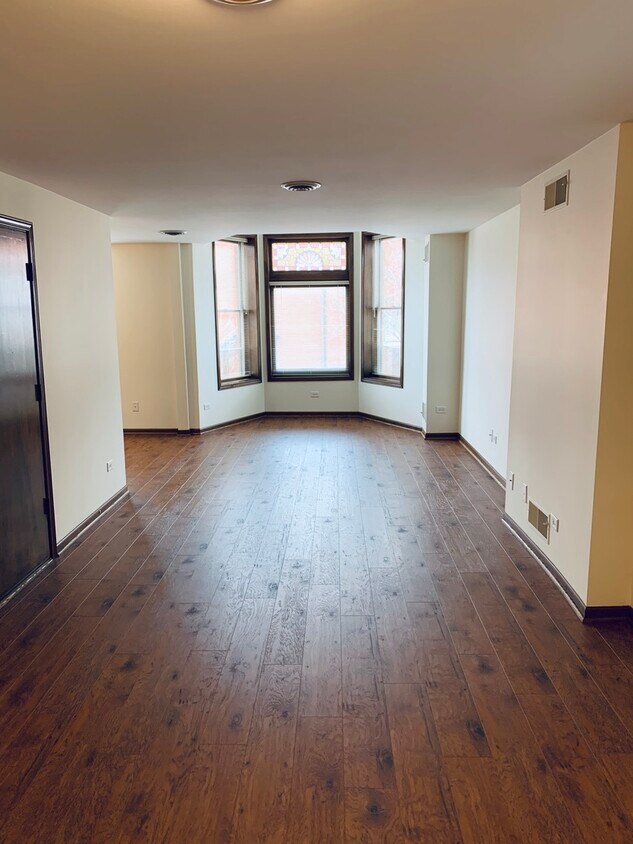 Primary Photo - 1415 W Oakdale Ave