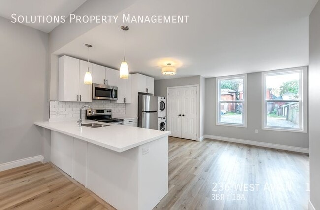 Photo du bâtiment - **Main Floor 3 Bedroom Victorian Stunner**