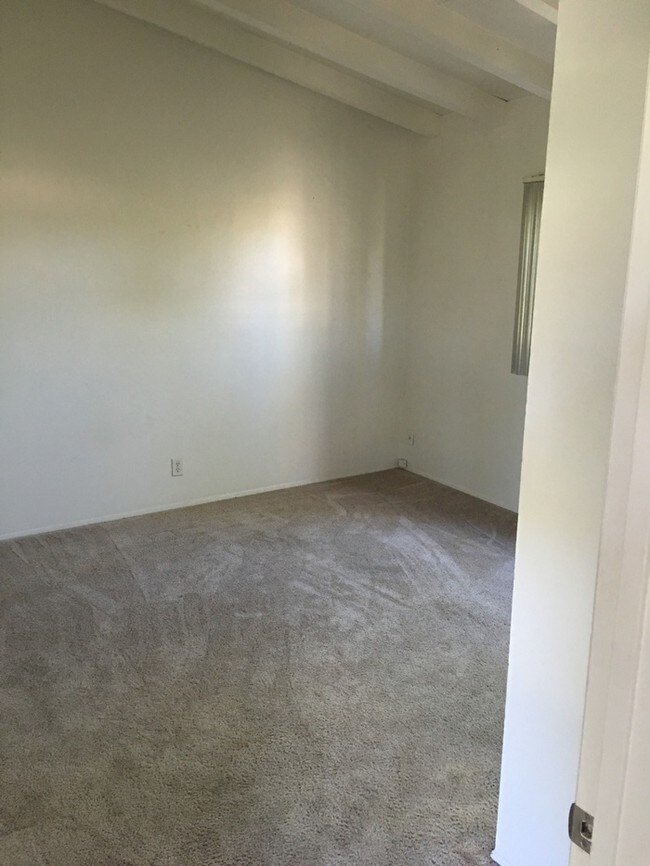 Foto del edificio - 325 E 17th Pl