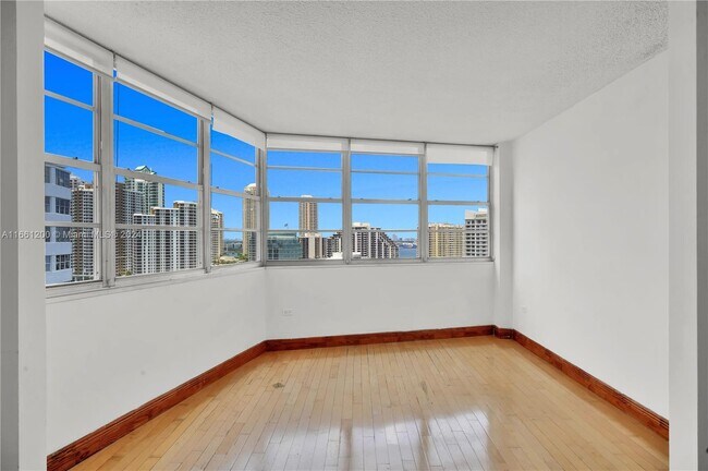 Foto del edificio - 905 Brickell Bay Dr