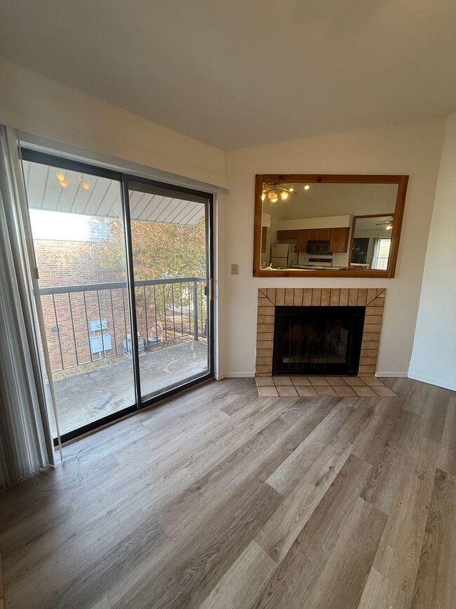 Building Photo - Must see 1 Bedroom condo close to campus!