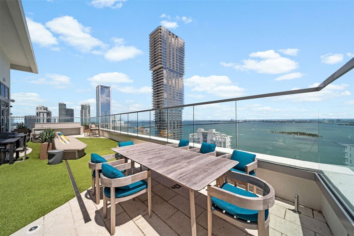 Foto principal - 2150 N Bayshore Dr