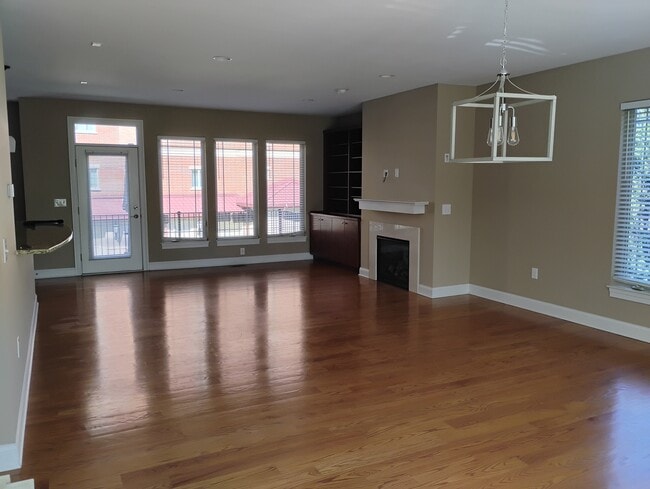 Building Photo - 323 Eden Ave