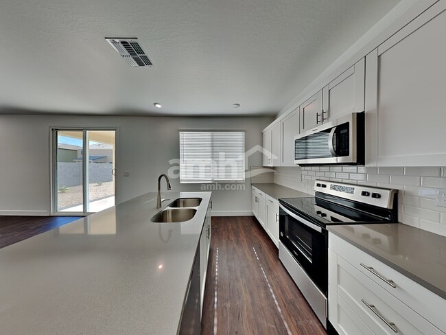 Foto del edificio - 17161 Puget Ave