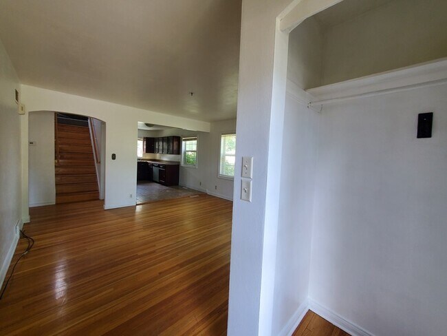 Building Photo - 919 Letnes Dr
