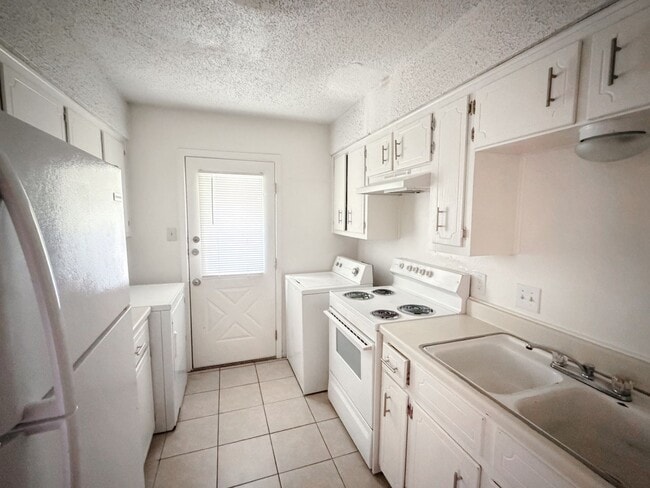 Building Photo - 3804 Charolais Dr