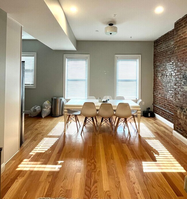 Interior Photo - 151-153 Meridian