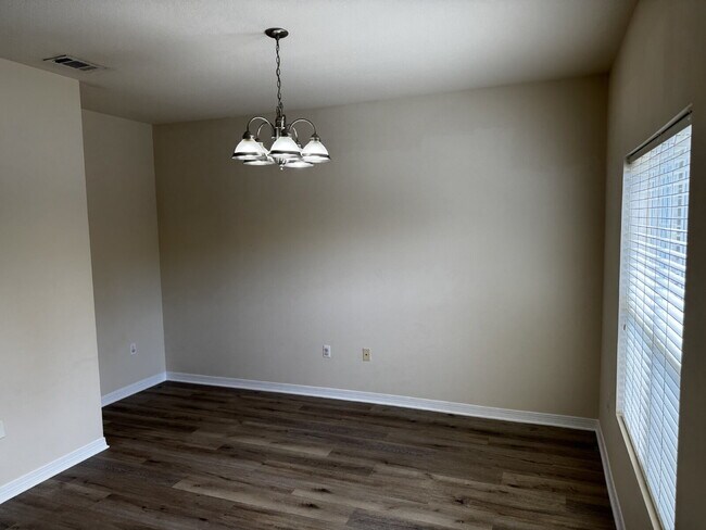Building Photo - "Spacious 3-Bed Townhouse Oasis with 2.5 B...