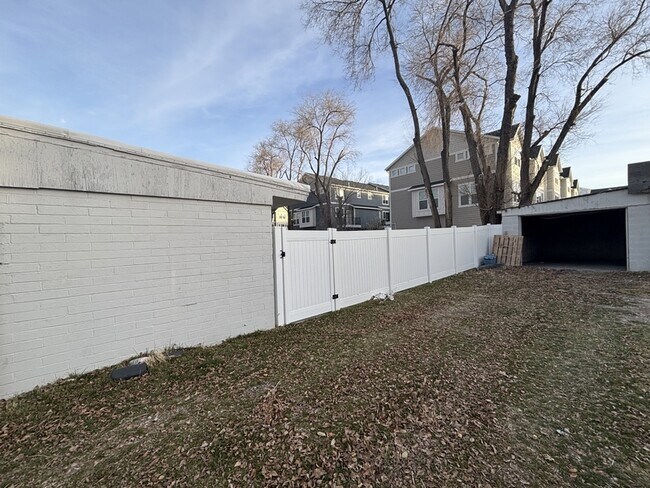 Building Photo - 13413 Minuteman Dr