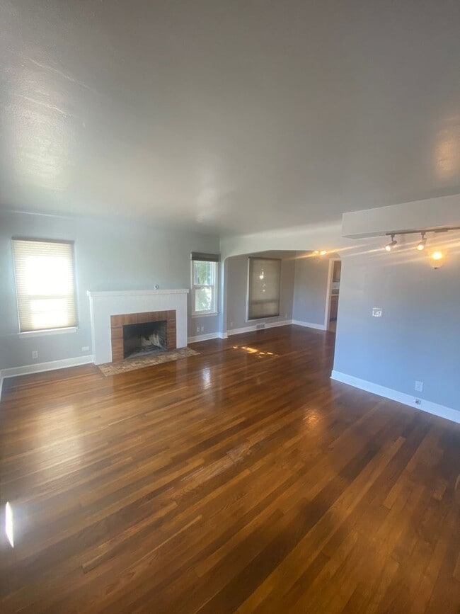 Building Photo - 5 bed 2.5 bath home