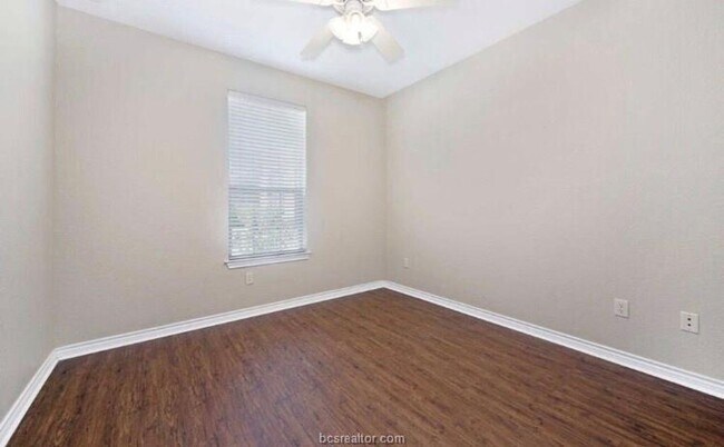 Foto del edificio - AUGUST 2026 Pre-Lease!! Spacious 5/4.5 dup...