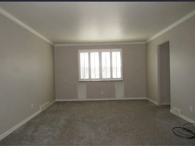 Building Photo - 409 Derrick Ave