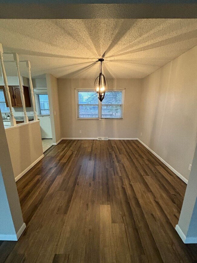 Building Photo - 2 Bedroom duplex in desirable Waterloo neighborhood!!