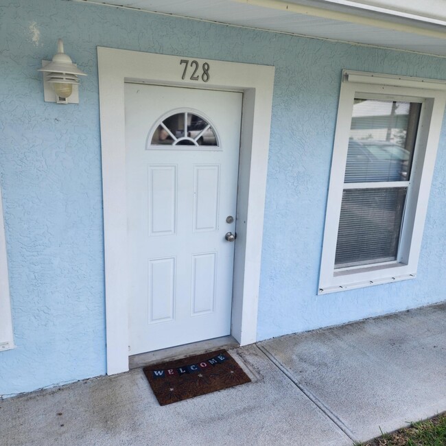 Foto del edificio - 728 SW 36th Terrace
