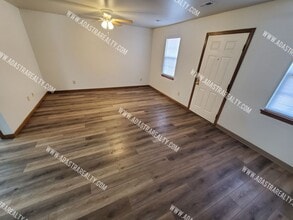 Building Photo - 218 N Crest Dr