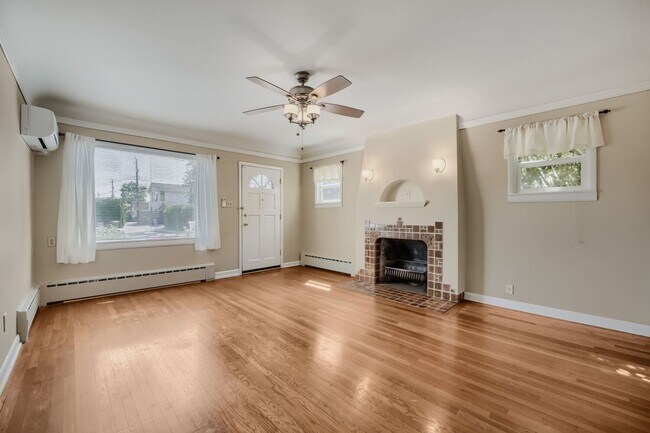 Building Photo - Charming 1bed/2bath Home with Lowel Level Bonus Room in West Seattle!
