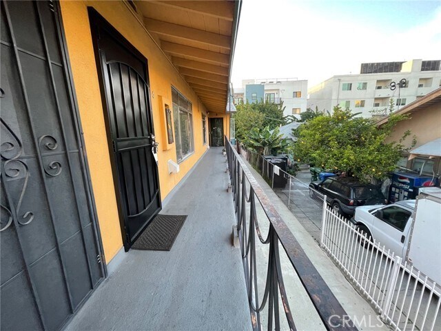 Foto del edificio - 1433 N Bronson Ave