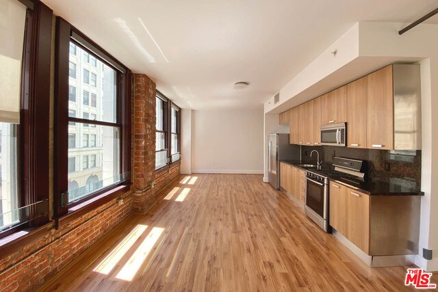 Building Photo - 460 S Spring St